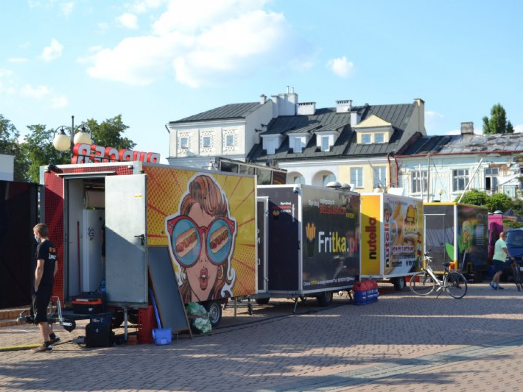 Zaczął się zlot foodtrucków w Tarnobrzegu (zdjęcia)