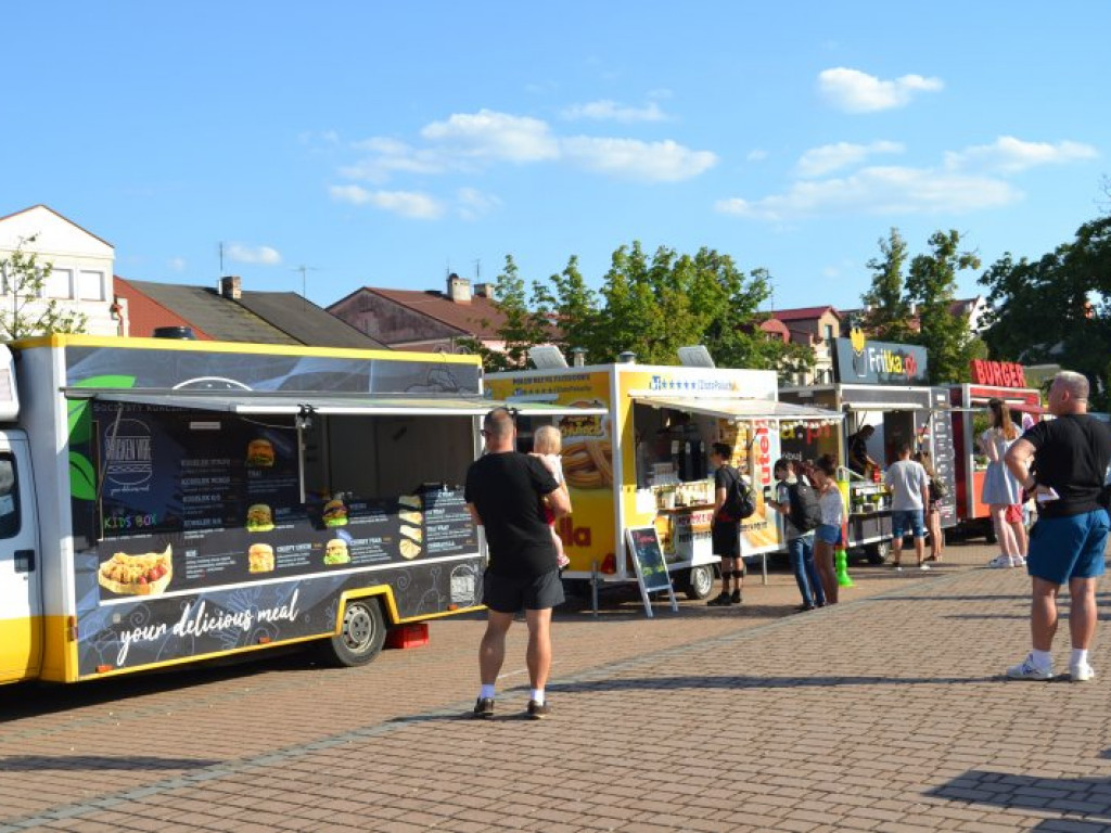 Zaczął się zlot foodtrucków w Tarnobrzegu (zdjęcia)