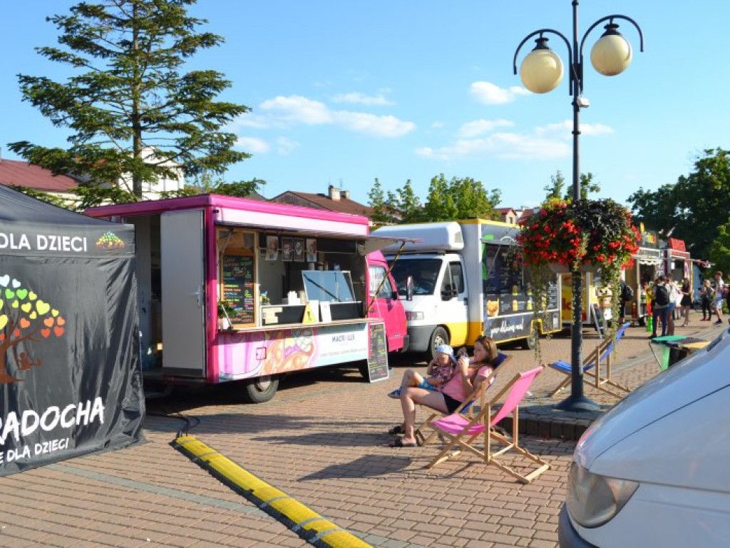 Zaczął się zlot foodtrucków w Tarnobrzegu (zdjęcia)