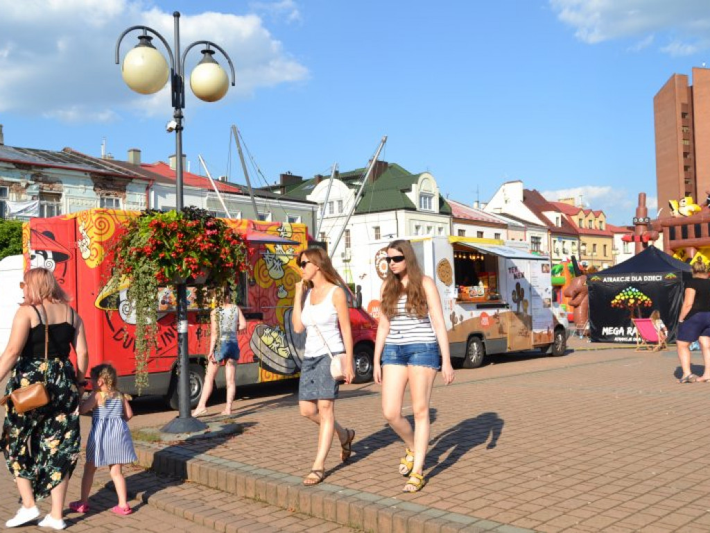 Zaczął się zlot foodtrucków w Tarnobrzegu (zdjęcia)