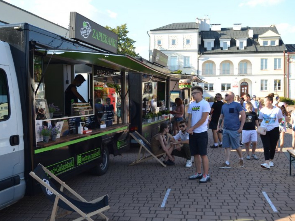 Zaczął się zlot foodtrucków w Tarnobrzegu (zdjęcia)