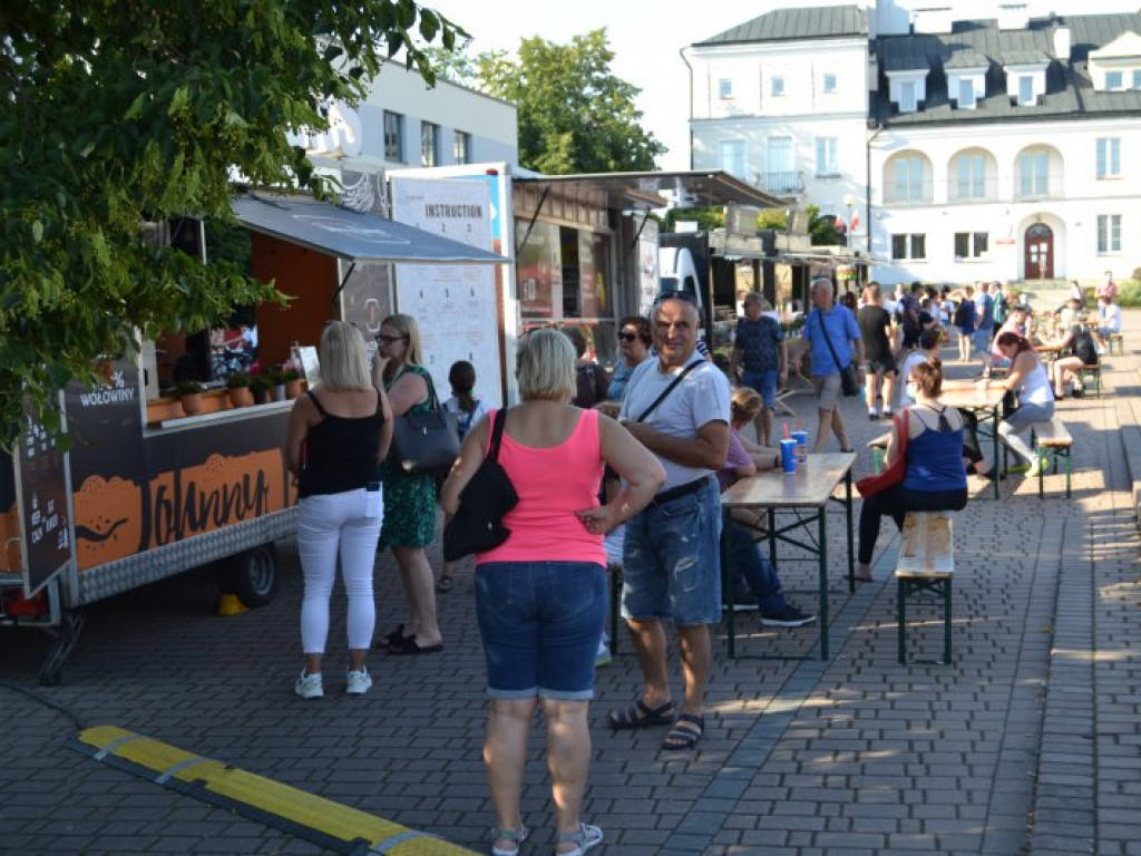 Zaczął się zlot foodtrucków w Tarnobrzegu (zdjęcia)