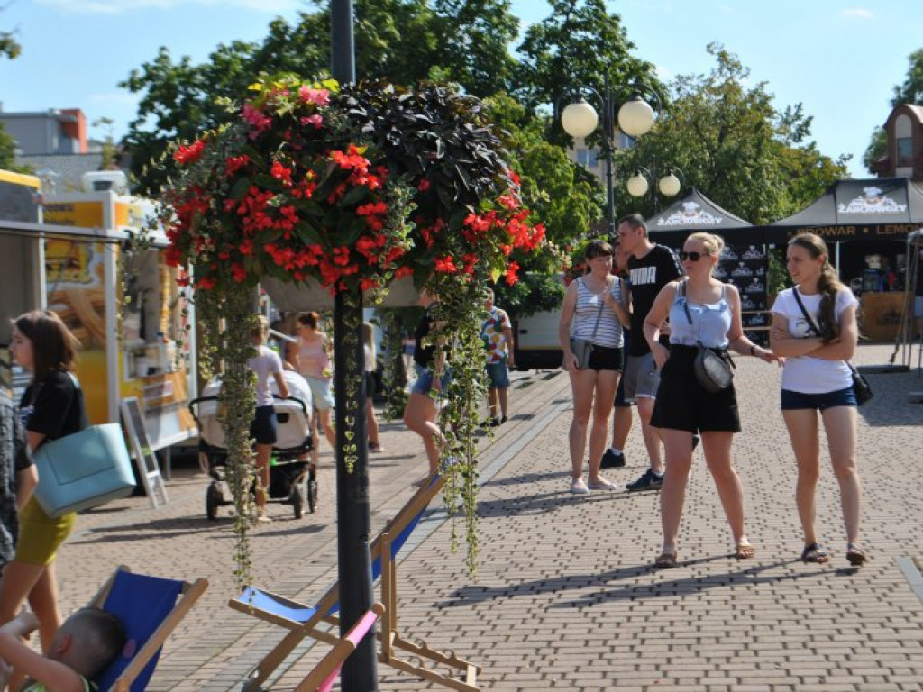 Zaczął się zlot foodtrucków w Tarnobrzegu (zdjęcia)