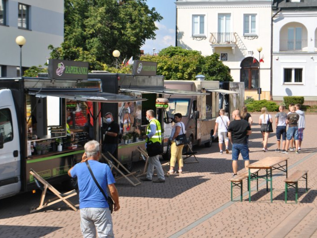 Zaczął się zlot foodtrucków w Tarnobrzegu (zdjęcia)