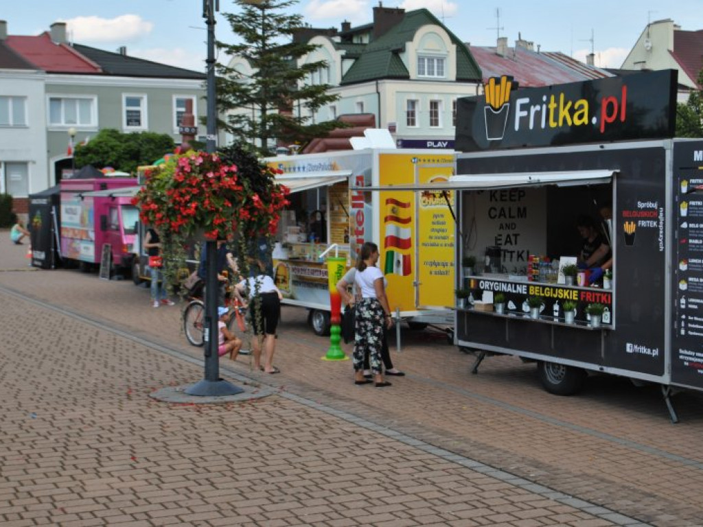 Zaczął się zlot foodtrucków w Tarnobrzegu (zdjęcia)