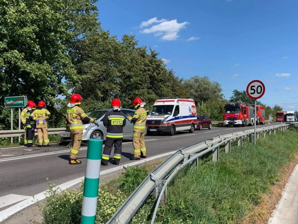 Wypadek w Siedleszczanach. Osobówka uderzyła w lawetę [zdjęcia]