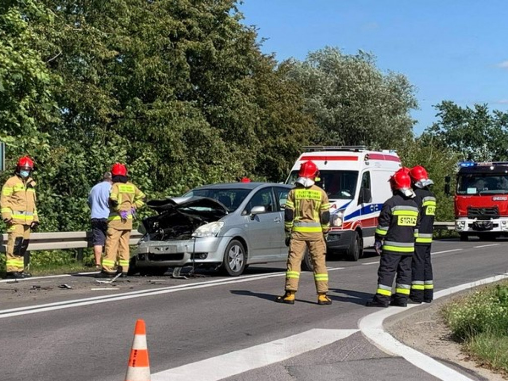 Wypadek w Siedleszczanach. Osobówka uderzyła w lawetę [zdjęcia]