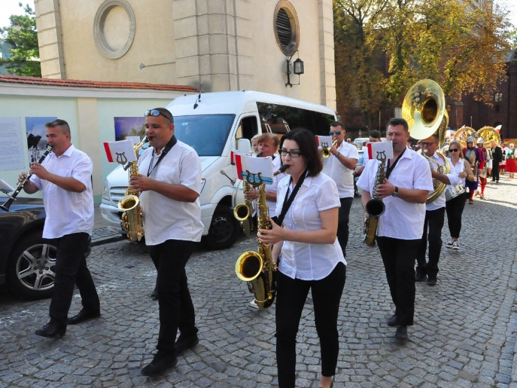 Rolnicy z powiatu sandomierskiego świętowali dożynki [zdjęcia]
