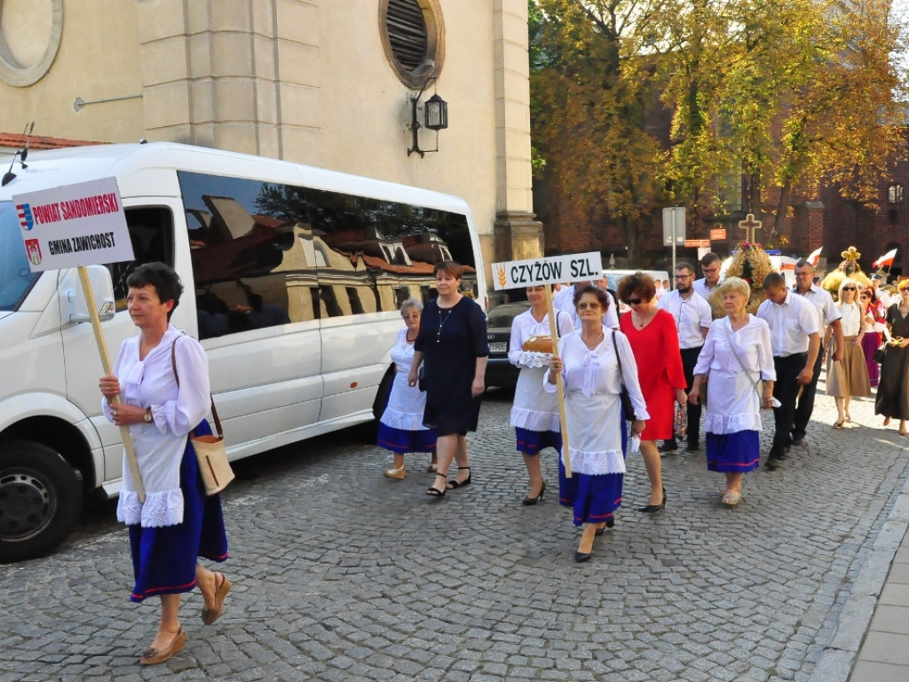Rolnicy z powiatu sandomierskiego świętowali dożynki [zdjęcia]