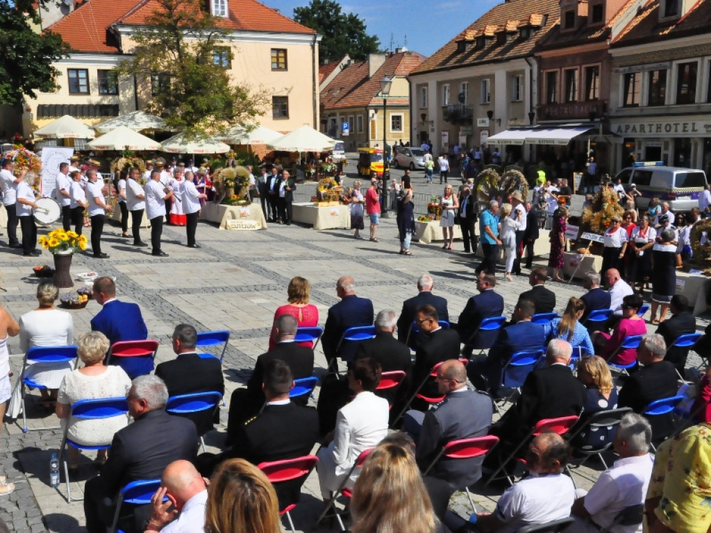 Rolnicy z powiatu sandomierskiego świętowali dożynki [zdjęcia]