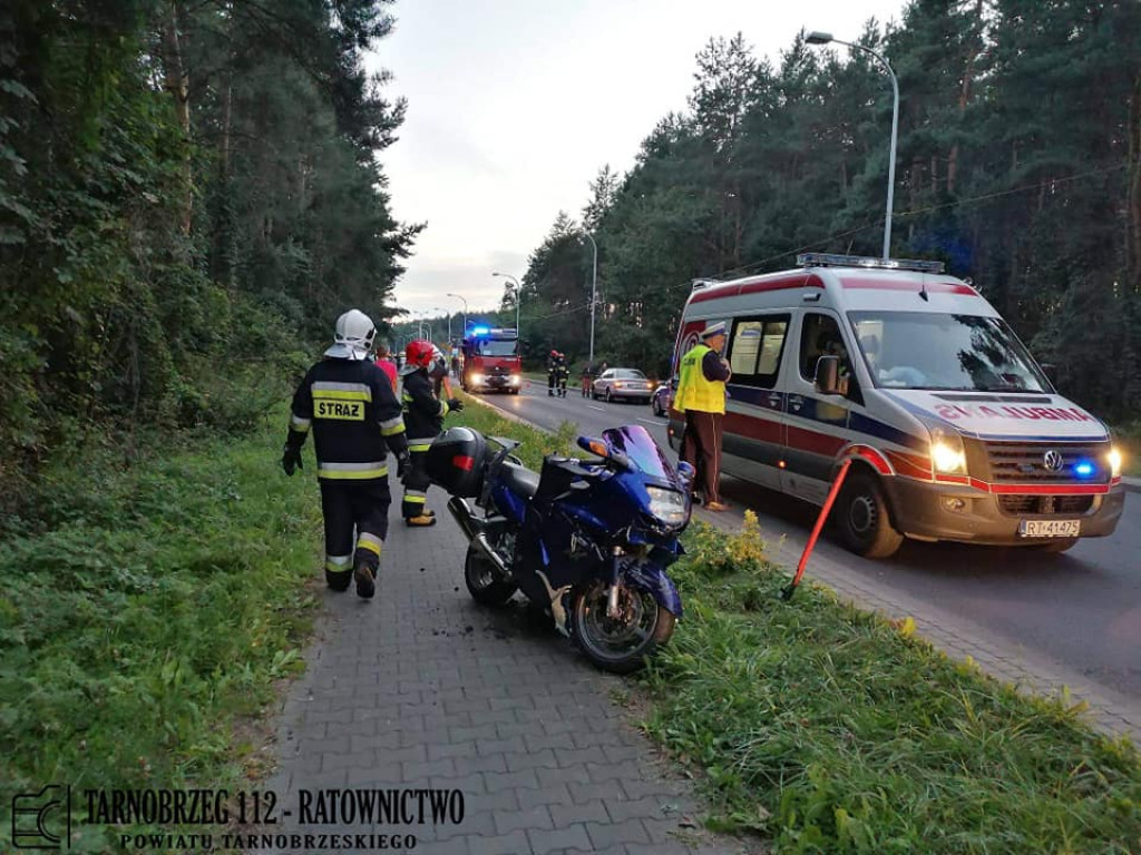 W Tarnobrzegu zderzyły się dwa samochody i motocykl [zdjęcia]
