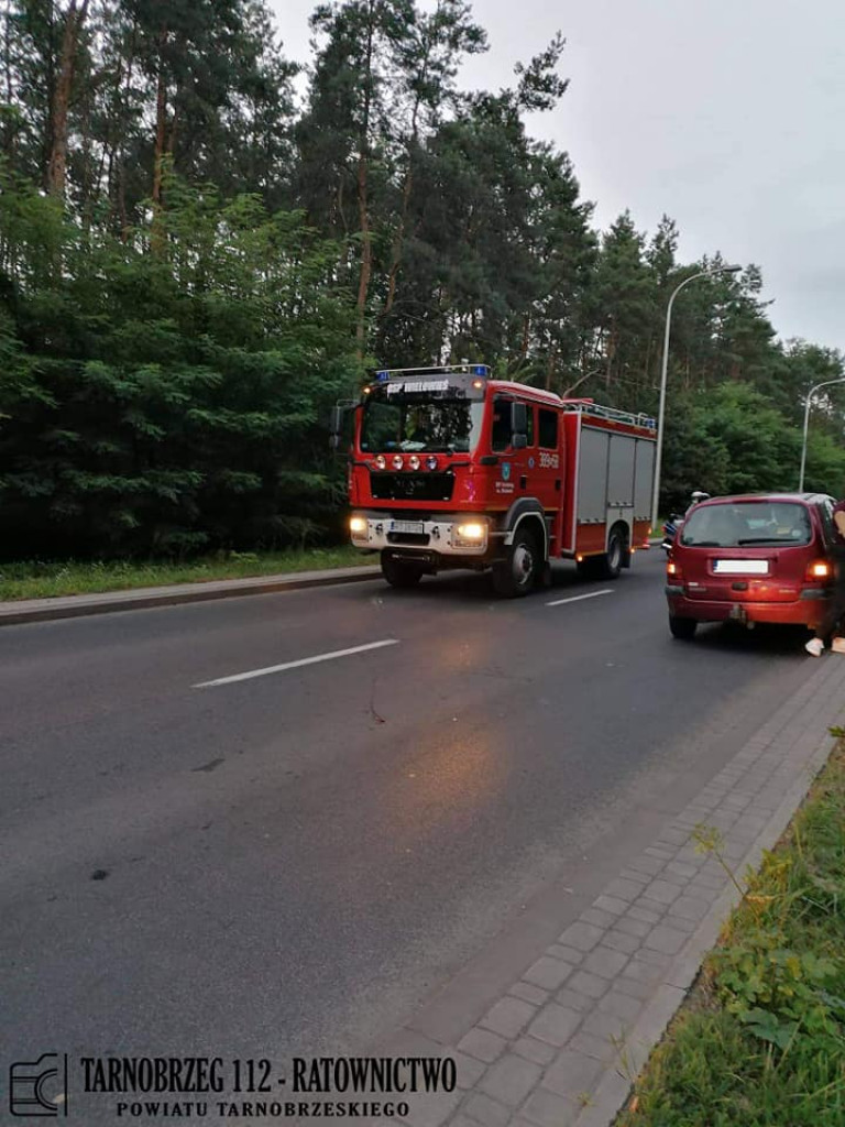 W Tarnobrzegu zderzyły się dwa samochody i motocykl [zdjęcia]