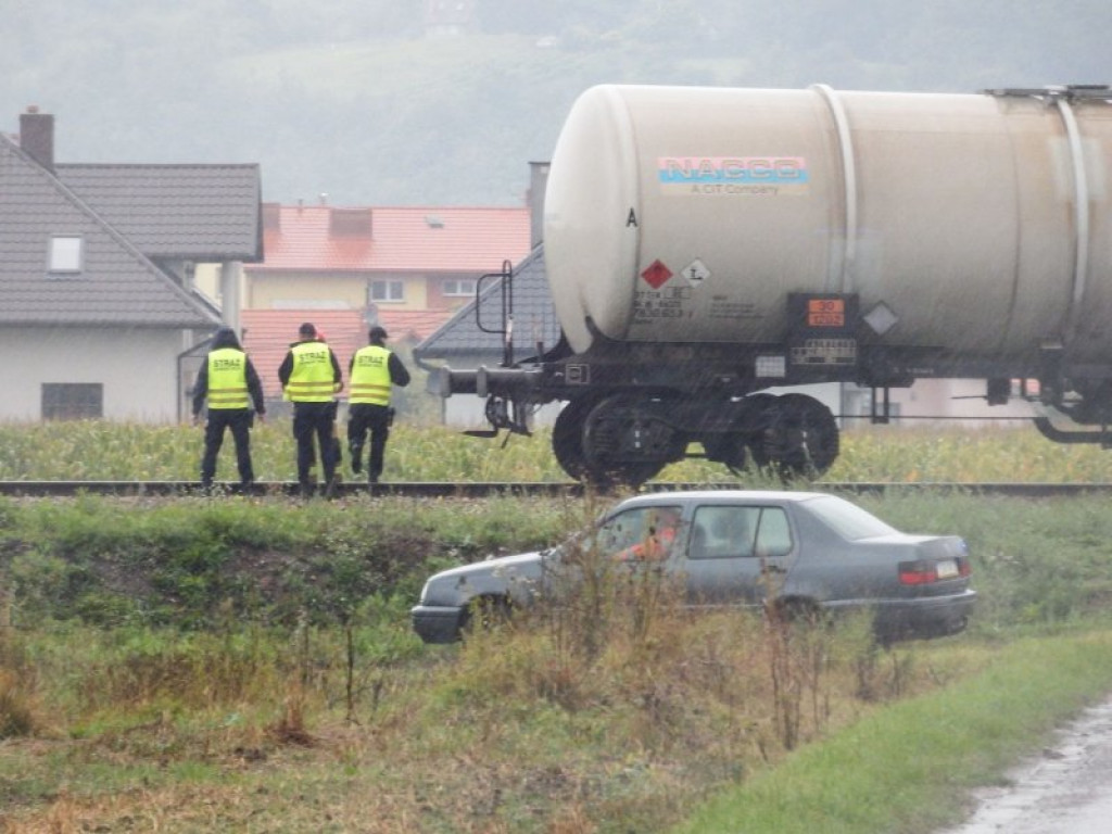 Zdjęcia z wypadku na przejeździe kolejowym w Zalesiu Gorzyckim [zdjęcia]