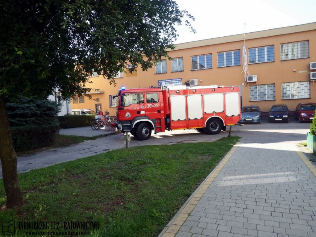 Tarnobrzeg. Interwencja strażaków na ul. Wyspiańskiego. Z okna wydobywał się dym [zdjęcia]