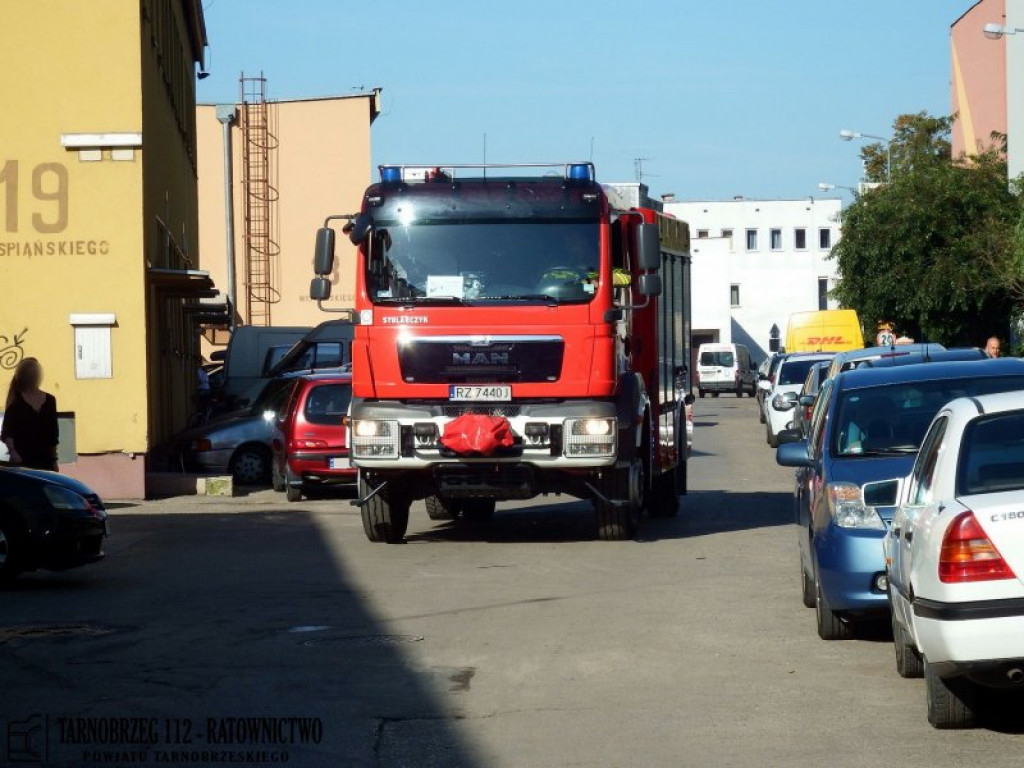 Tarnobrzeg. Interwencja strażaków na ul. Wyspiańskiego. Z okna wydobywał się dym [zdjęcia]