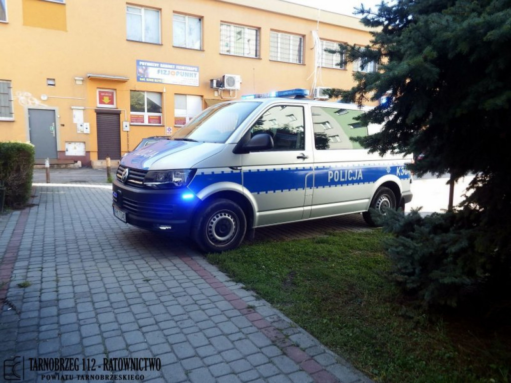 Tarnobrzeg. Interwencja strażaków na ul. Wyspiańskiego. Z okna wydobywał się dym [zdjęcia]