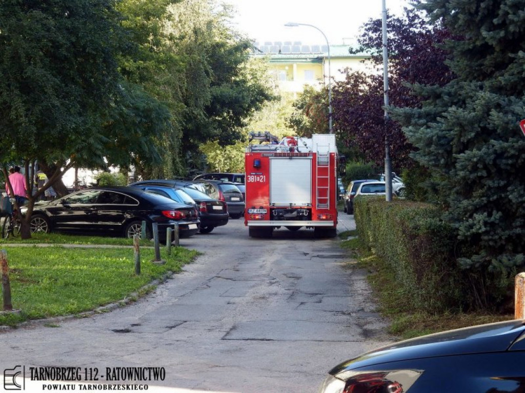 Tarnobrzeg. Interwencja strażaków na ul. Wyspiańskiego. Z okna wydobywał się dym [zdjęcia]