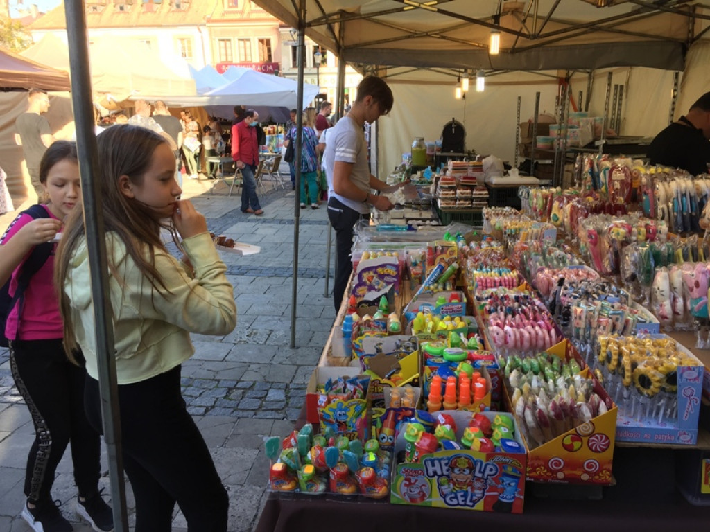 Czekolady z oscypkiem, pralinki o smaku wędzonki, samochody z czekolady... Rozmaitość smaków i kształtów na słodkim festiwalu w Sandomierzu  [zdjęcia]