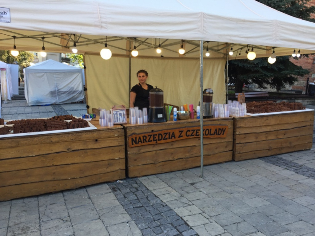 Czekolady z oscypkiem, pralinki o smaku wędzonki, samochody z czekolady... Rozmaitość smaków i kształtów na słodkim festiwalu w Sandomierzu  [zdjęcia]