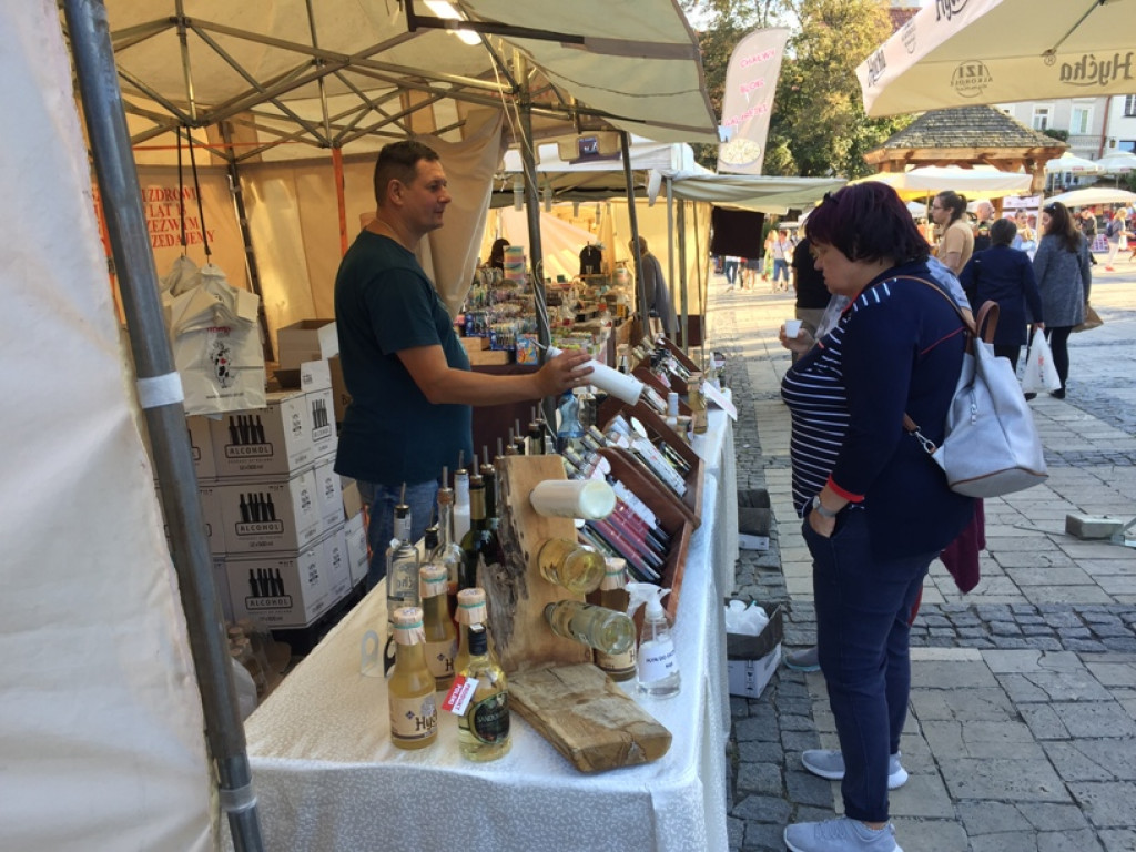 Czekolady z oscypkiem, pralinki o smaku wędzonki, samochody z czekolady... Rozmaitość smaków i kształtów na słodkim festiwalu w Sandomierzu  [zdjęcia]