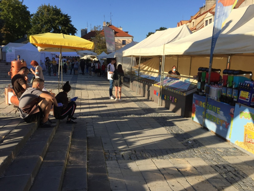Czekolady z oscypkiem, pralinki o smaku wędzonki, samochody z czekolady... Rozmaitość smaków i kształtów na słodkim festiwalu w Sandomierzu  [zdjęcia]