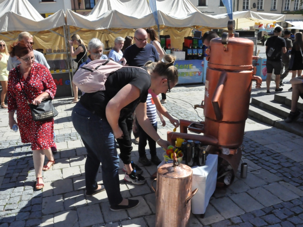Czekolady z oscypkiem, pralinki o smaku wędzonki, samochody z czekolady... Rozmaitość smaków i kształtów na słodkim festiwalu w Sandomierzu  [zdjęcia]