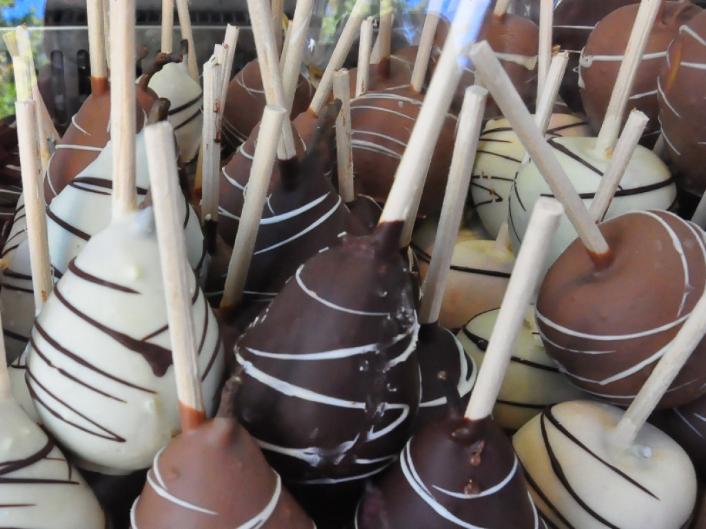 Czekolady z oscypkiem, pralinki o smaku wędzonki, samochody z czekolady... Rozmaitość smaków i kształtów na słodkim festiwalu w Sandomierzu  [zdjęcia]