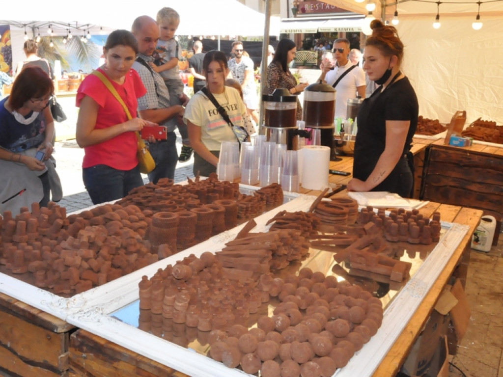 Czekolady z oscypkiem, pralinki o smaku wędzonki, samochody z czekolady... Rozmaitość smaków i kształtów na słodkim festiwalu w Sandomierzu  [zdjęcia]