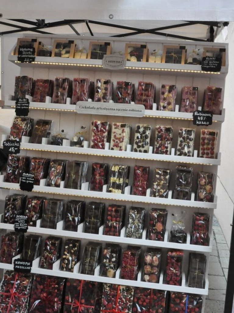 Czekolady z oscypkiem, pralinki o smaku wędzonki, samochody z czekolady... Rozmaitość smaków i kształtów na słodkim festiwalu w Sandomierzu  [zdjęcia]