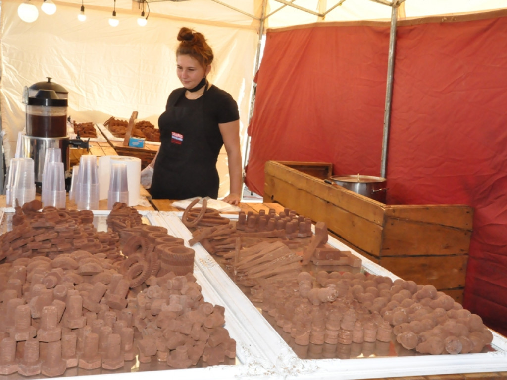 Czekolady z oscypkiem, pralinki o smaku wędzonki, samochody z czekolady... Rozmaitość smaków i kształtów na słodkim festiwalu w Sandomierzu  [zdjęcia]