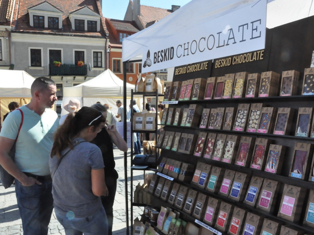 Czekolady z oscypkiem, pralinki o smaku wędzonki, samochody z czekolady... Rozmaitość smaków i kształtów na słodkim festiwalu w Sandomierzu  [zdjęcia]