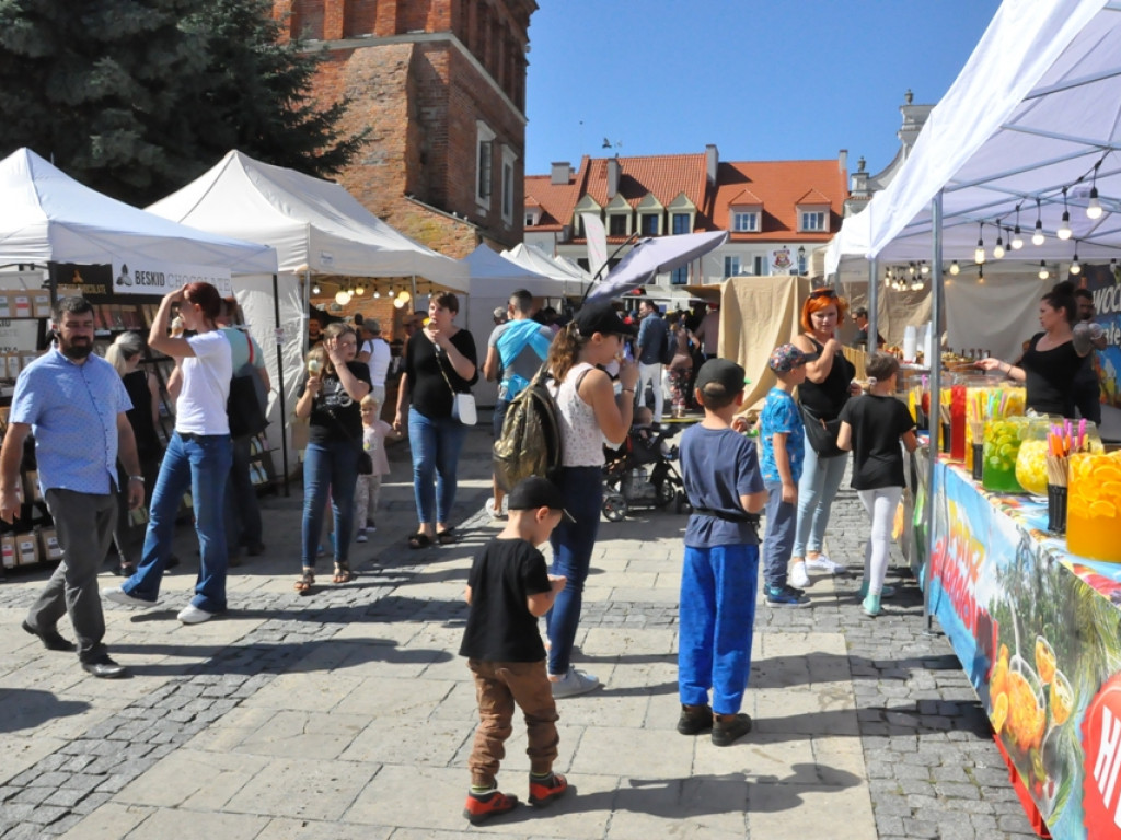 Czekolady z oscypkiem, pralinki o smaku wędzonki, samochody z czekolady... Rozmaitość smaków i kształtów na słodkim festiwalu w Sandomierzu  [zdjęcia]