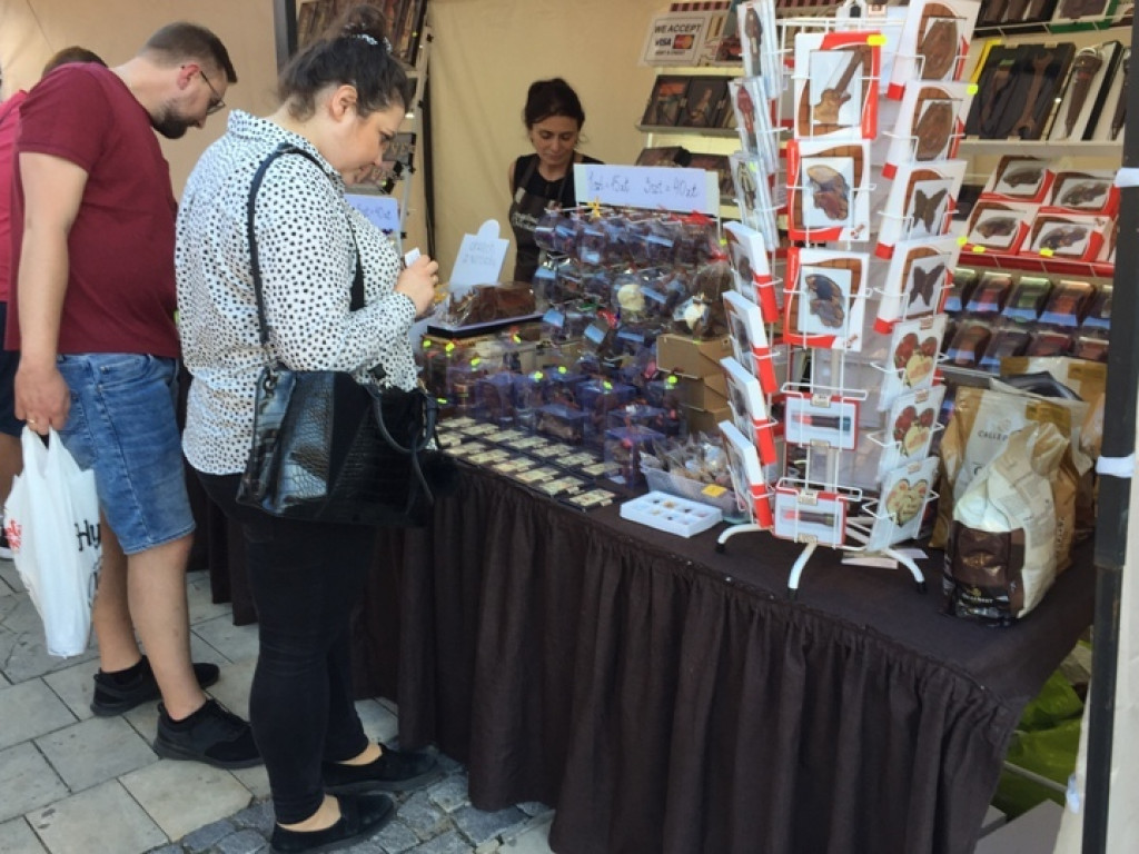 Czekolady z oscypkiem, pralinki o smaku wędzonki, samochody z czekolady... Rozmaitość smaków i kształtów na słodkim festiwalu w Sandomierzu  [zdjęcia]