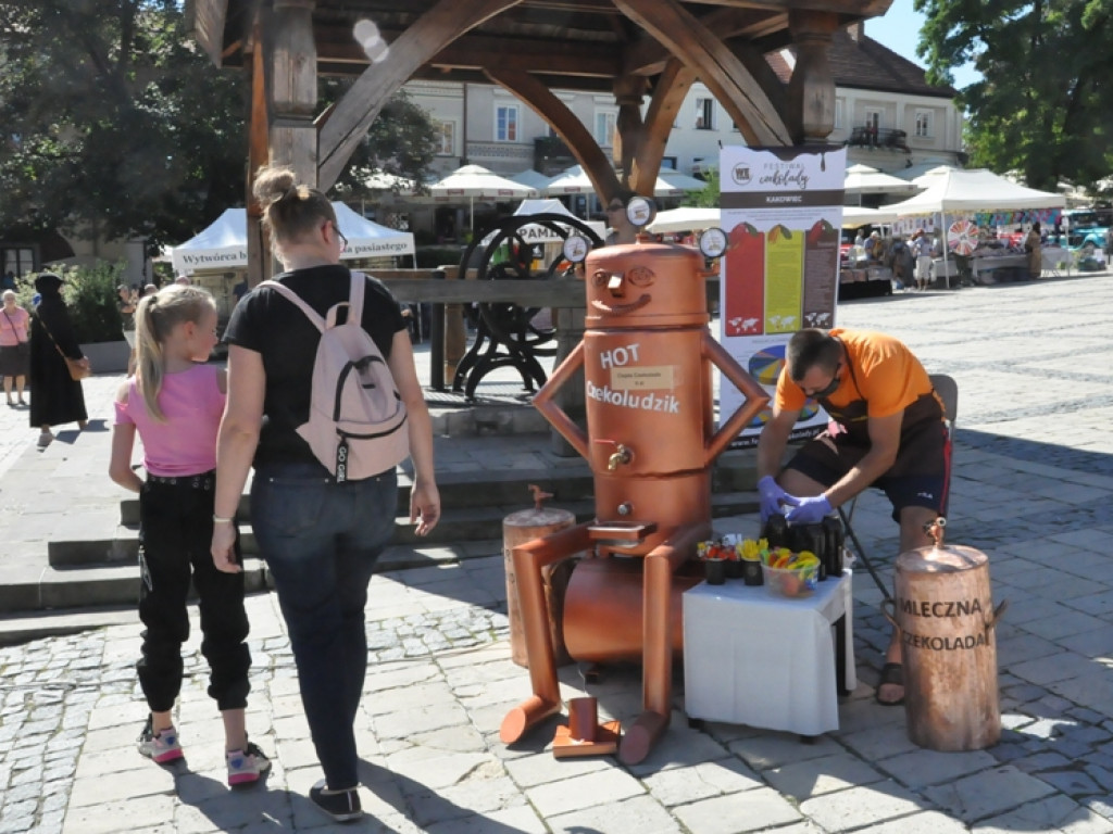 Czekolady z oscypkiem, pralinki o smaku wędzonki, samochody z czekolady... Rozmaitość smaków i kształtów na słodkim festiwalu w Sandomierzu  [zdjęcia]