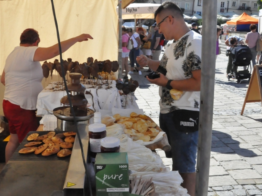 Czekolady z oscypkiem, pralinki o smaku wędzonki, samochody z czekolady... Rozmaitość smaków i kształtów na słodkim festiwalu w Sandomierzu  [zdjęcia]