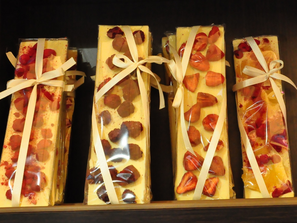 Czekolady z oscypkiem, pralinki o smaku wędzonki, samochody z czekolady... Rozmaitość smaków i kształtów na słodkim festiwalu w Sandomierzu  [zdjęcia]