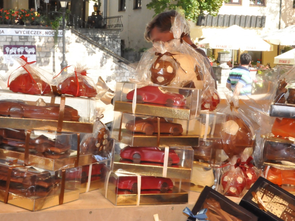 Czekolady z oscypkiem, pralinki o smaku wędzonki, samochody z czekolady... Rozmaitość smaków i kształtów na słodkim festiwalu w Sandomierzu  [zdjęcia]