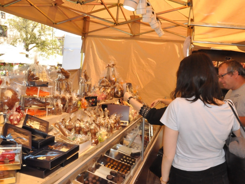 Czekolady z oscypkiem, pralinki o smaku wędzonki, samochody z czekolady... Rozmaitość smaków i kształtów na słodkim festiwalu w Sandomierzu  [zdjęcia]