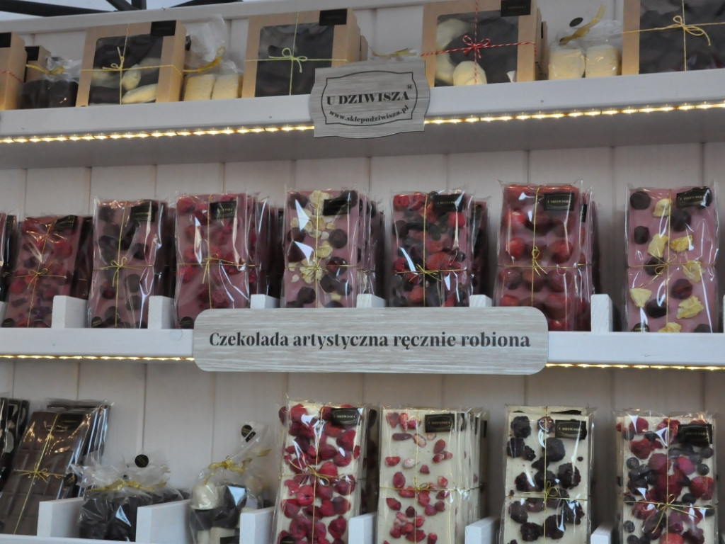 Czekolady z oscypkiem, pralinki o smaku wędzonki, samochody z czekolady... Rozmaitość smaków i kształtów na słodkim festiwalu w Sandomierzu  [zdjęcia]