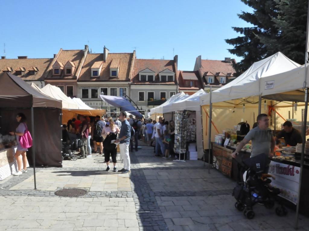 Czekolady z oscypkiem, pralinki o smaku wędzonki, samochody z czekolady... Rozmaitość smaków i kształtów na słodkim festiwalu w Sandomierzu  [zdjęcia]