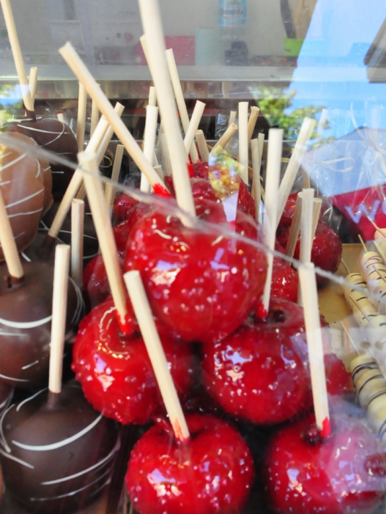 Czekolady z oscypkiem, pralinki o smaku wędzonki, samochody z czekolady... Rozmaitość smaków i kształtów na słodkim festiwalu w Sandomierzu  [zdjęcia]