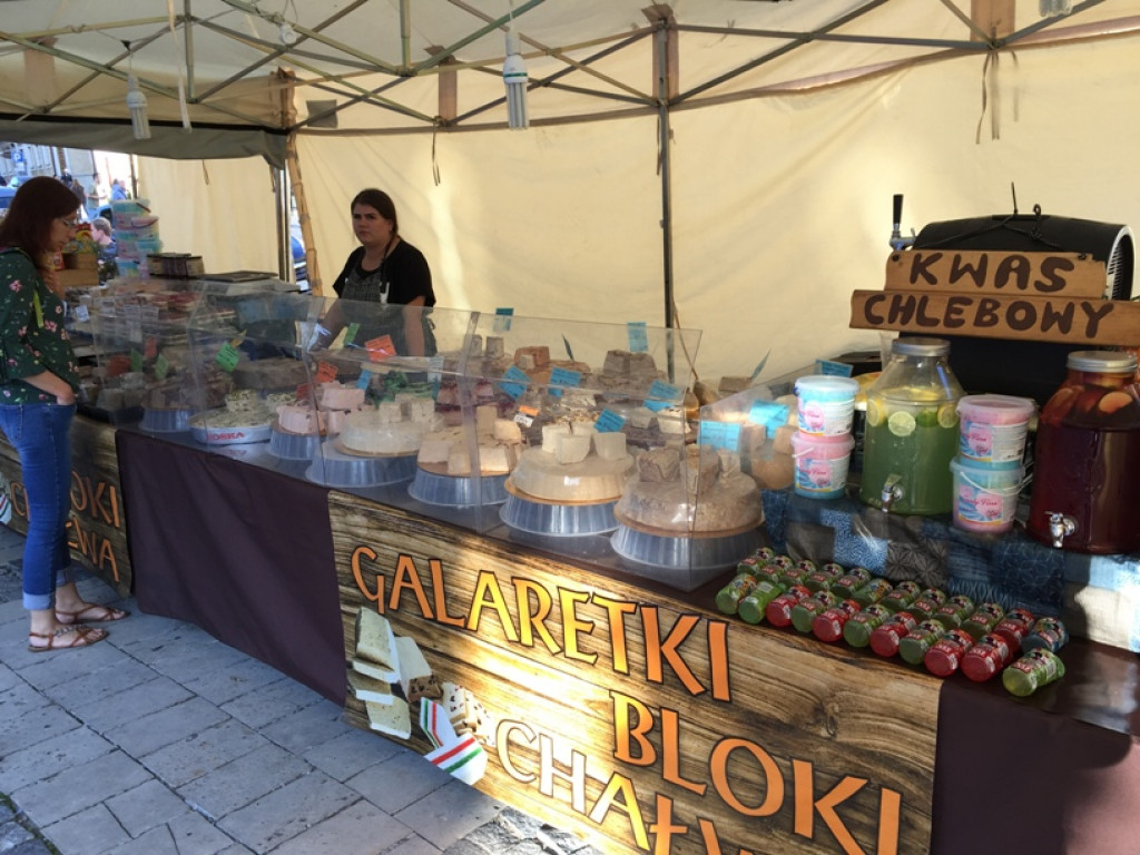Czekolady z oscypkiem, pralinki o smaku wędzonki, samochody z czekolady... Rozmaitość smaków i kształtów na słodkim festiwalu w Sandomierzu  [zdjęcia]