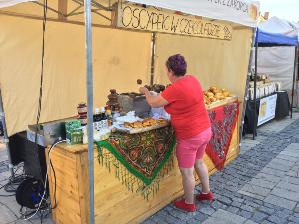 Czekolady z oscypkiem, pralinki o smaku wędzonki, samochody z czekolady... Rozmaitość smaków i kształtów na słodkim festiwalu w Sandomierzu  [zdjęcia]