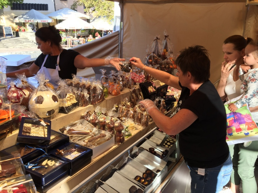 Czekolady z oscypkiem, pralinki o smaku wędzonki, samochody z czekolady... Rozmaitość smaków i kształtów na słodkim festiwalu w Sandomierzu  [zdjęcia]