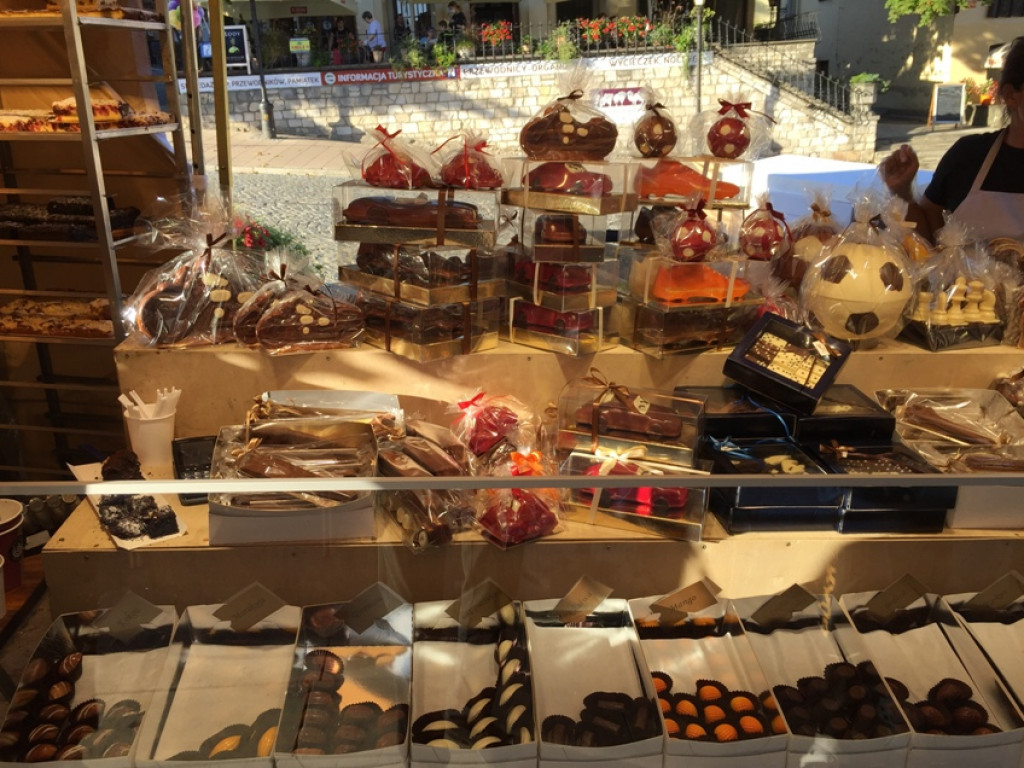 Czekolady z oscypkiem, pralinki o smaku wędzonki, samochody z czekolady... Rozmaitość smaków i kształtów na słodkim festiwalu w Sandomierzu  [zdjęcia]