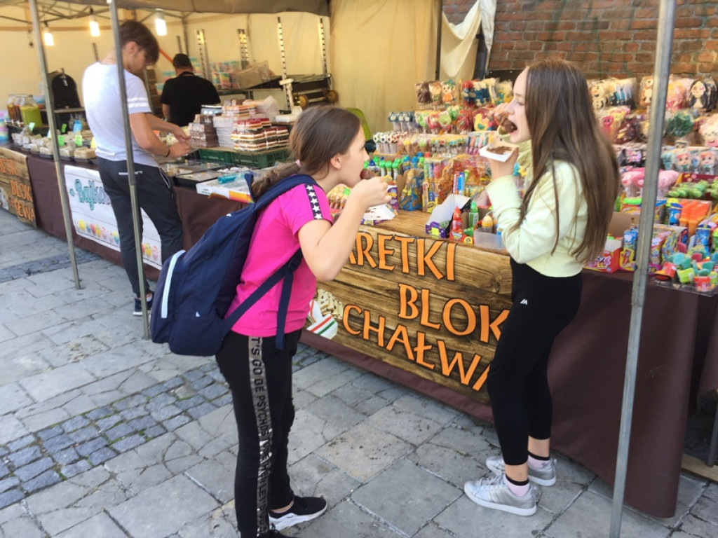 Czekolady z oscypkiem, pralinki o smaku wędzonki, samochody z czekolady... Rozmaitość smaków i kształtów na słodkim festiwalu w Sandomierzu  [zdjęcia]