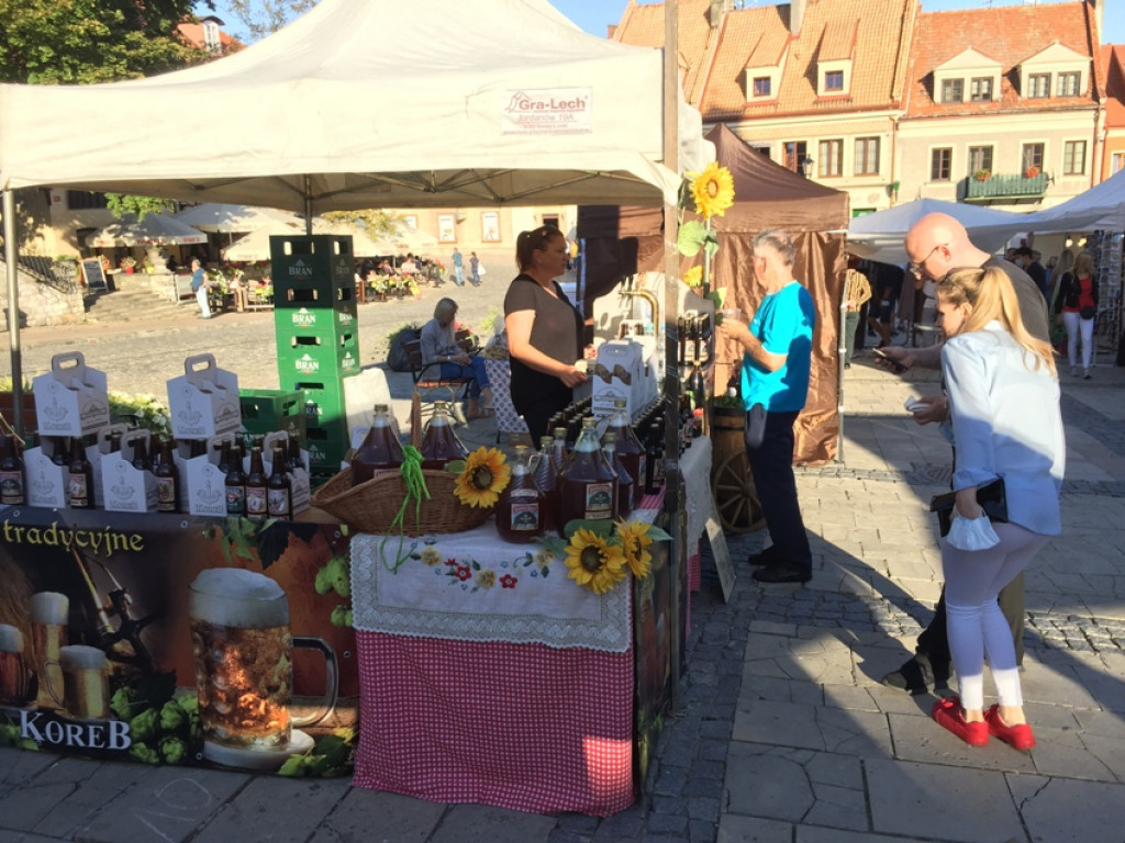 Czekolady z oscypkiem, pralinki o smaku wędzonki, samochody z czekolady... Rozmaitość smaków i kształtów na słodkim festiwalu w Sandomierzu  [zdjęcia]