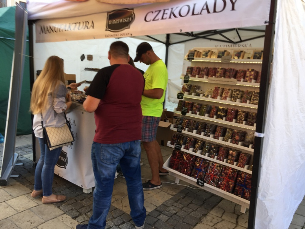 Czekolady z oscypkiem, pralinki o smaku wędzonki, samochody z czekolady... Rozmaitość smaków i kształtów na słodkim festiwalu w Sandomierzu  [zdjęcia]