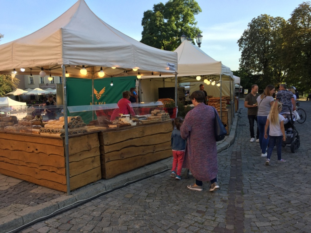 Czekolady z oscypkiem, pralinki o smaku wędzonki, samochody z czekolady... Rozmaitość smaków i kształtów na słodkim festiwalu w Sandomierzu  [zdjęcia]