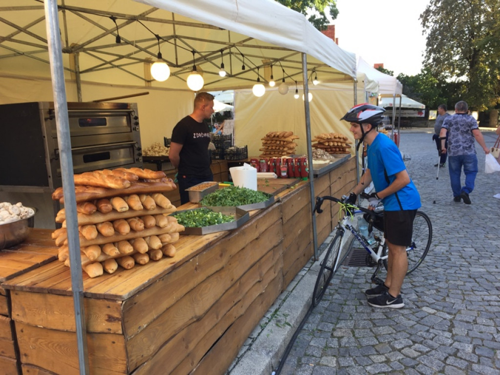 Czekolady z oscypkiem, pralinki o smaku wędzonki, samochody z czekolady... Rozmaitość smaków i kształtów na słodkim festiwalu w Sandomierzu  [zdjęcia]